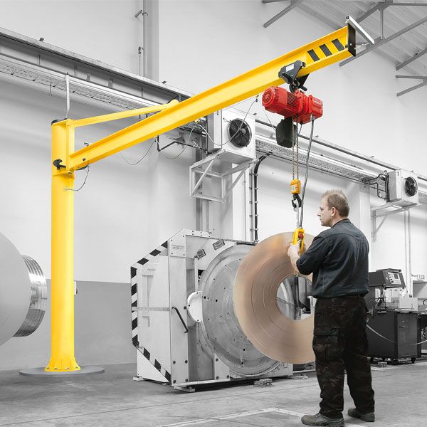 Cẩu xoay tại dây chuyền máy công nghiệp